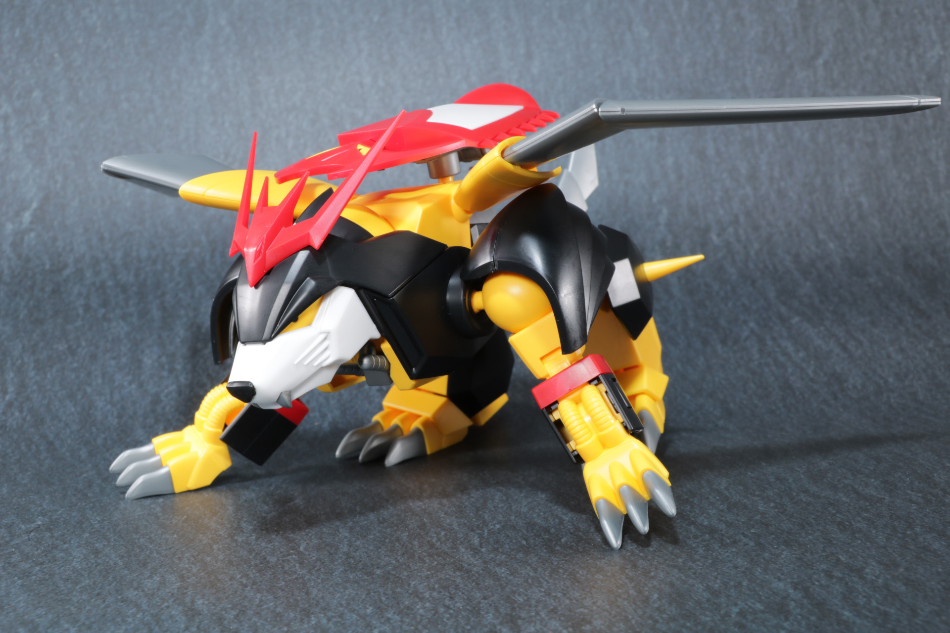 脚部の可動で力を溜めるようなポーズなど様々なアクションができる