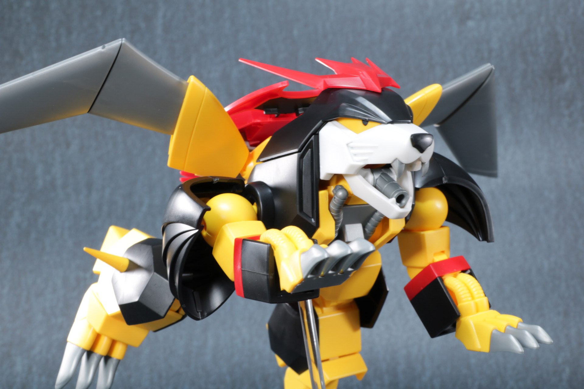 口の中にある発射口も可動が備わっており、砲身を起こして発射状態が表現可能。エビルタイガーミサイルも専用ディスプレイで発射アクションを再現