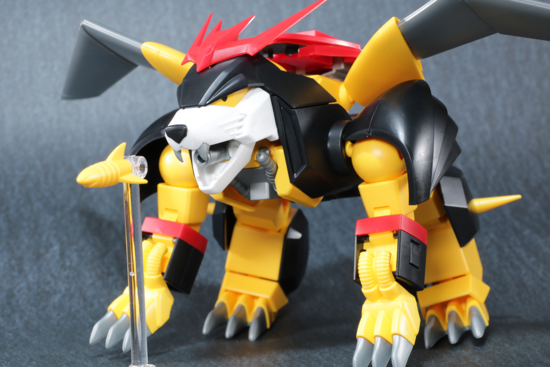 口の中にある発射口も可動が備わっており、砲身を起こして発射状態が表現可能。エビルタイガーミサイルも専用ディスプレイで発射アクションを再現