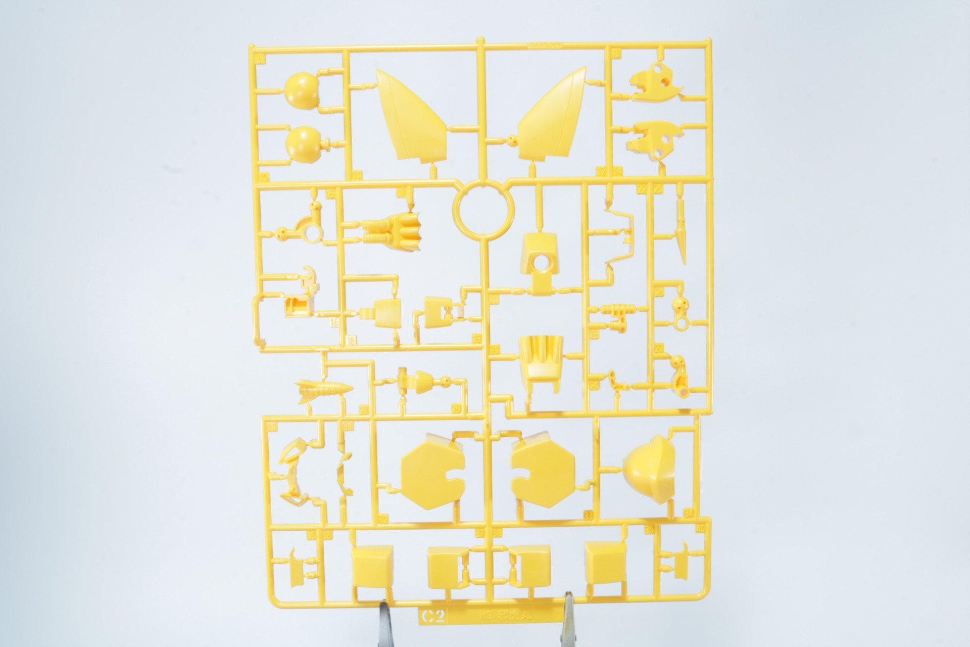 タイガーシールドなどの武装パーツが確認できるレッド成型色のランナー