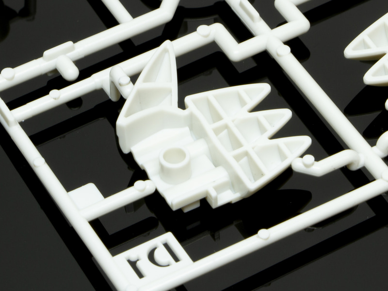 D1パーツの手。肉抜きはともかく、手全体を1パーツで成型しているのがすごい