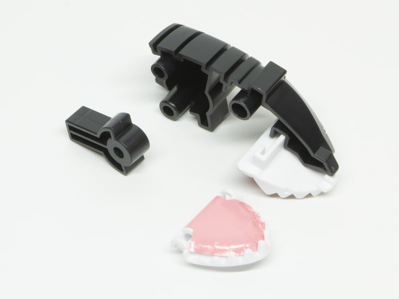Bランナーのパーツを使い、顎パーツをはめ込んでいく。黒い軸パーツは首の根元の可動ポイントになる