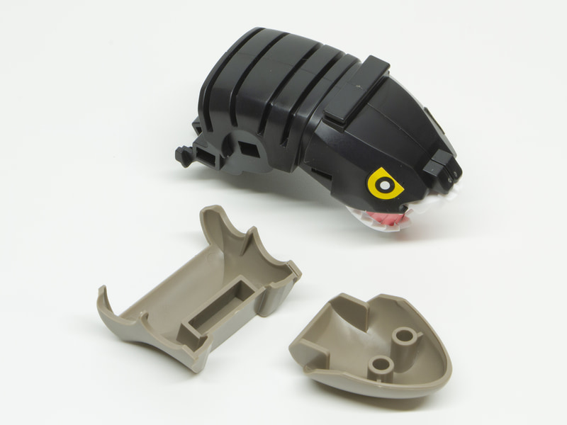 お腹側の肌を取り付けると、確かに爬虫類らしい見た目になる