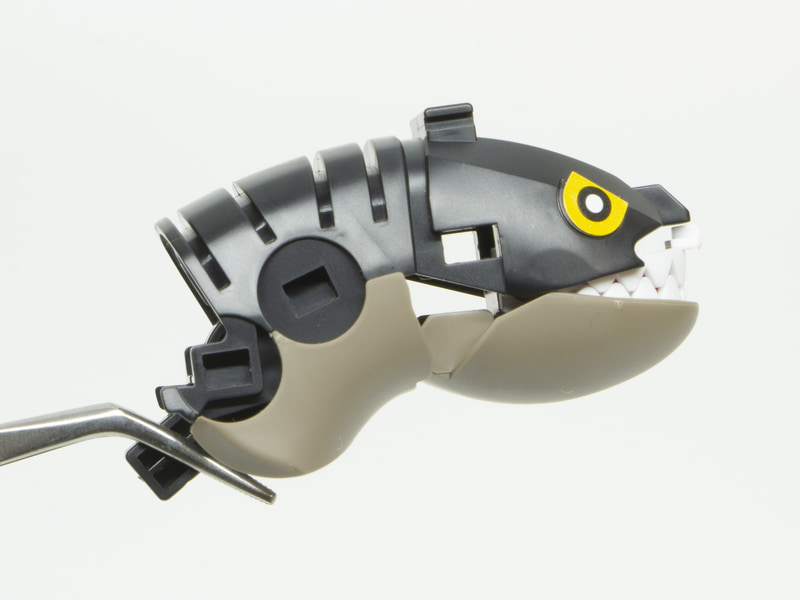 お腹側の肌を取り付けると、確かに爬虫類らしい見た目になる