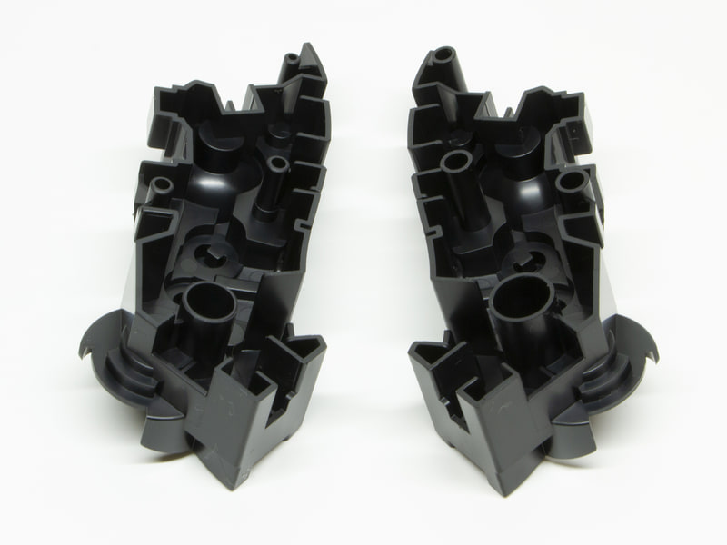 大きく2分割された胴体パーツ