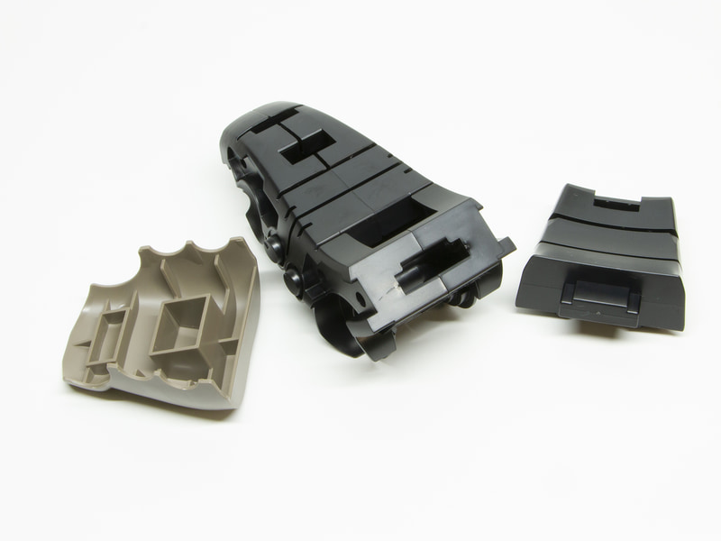 組み立てていて、ライトブラウンのパーツをくさびのようにして尻尾の黒いパーツと組み合わせることを発見