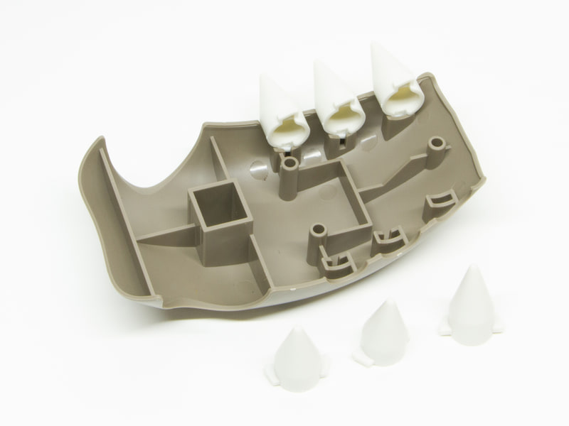 お腹～尻尾にかけての前面部分のパーツが大きく1つのパーツになっている。これに白いトゲパーツを差し込む