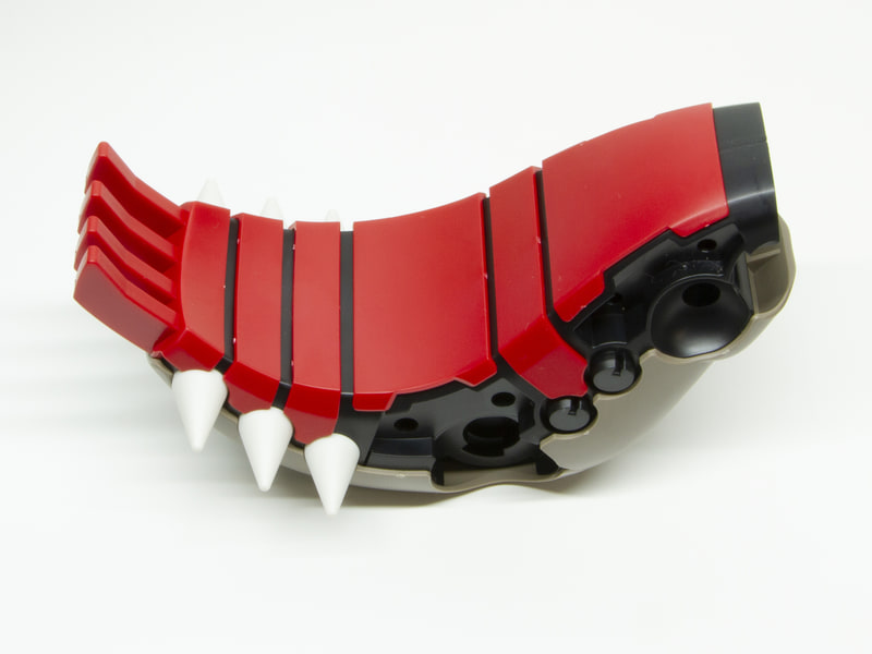 甲殻を取り付ければ、黒いプラスチックが憧れの「グラードン」に進化する