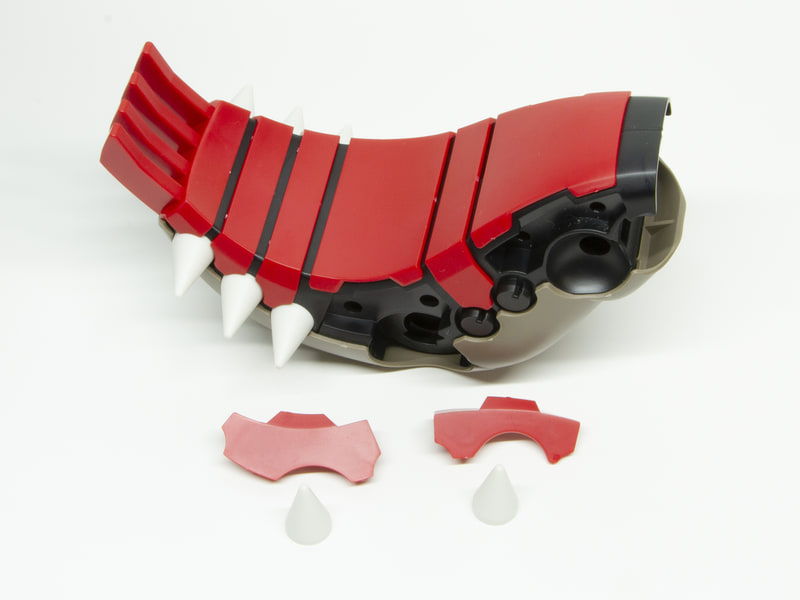 甲殻を取り付ければ、黒いプラスチックが憧れの「グラードン」に進化する