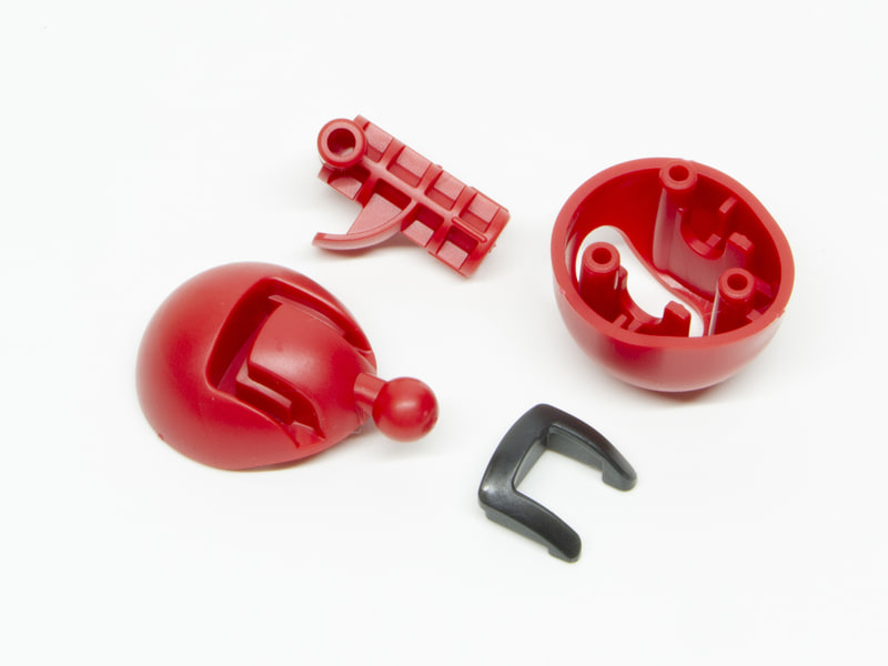 二の腕部分。接続軸にカバーを一体化させることで、可動部の中身を隠している