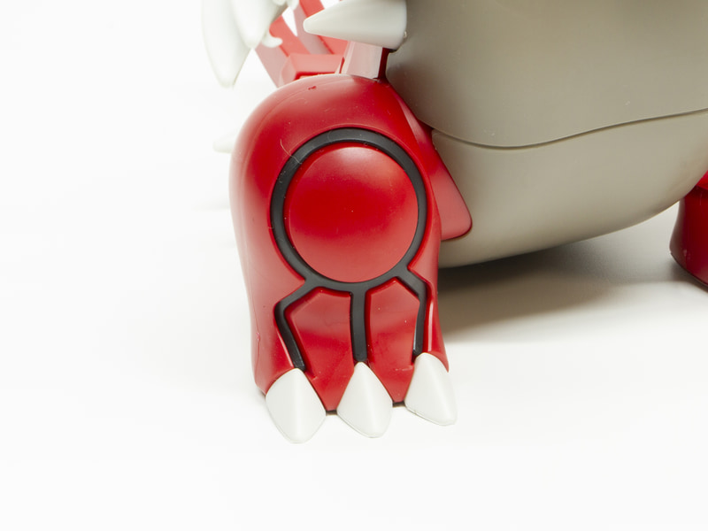 太く短い足をアップで