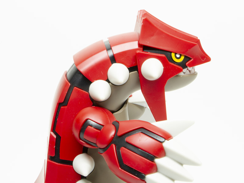 首を上下に動かせる。接合部はほぼ見えず、黒い地肌が前後してカバーする