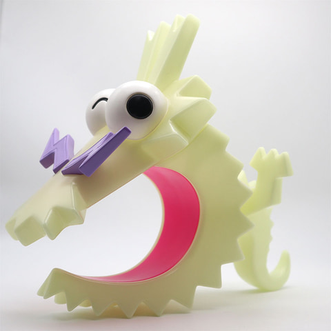コロコロコミック」のアイコン「コロドラゴン」が闇の中で光る