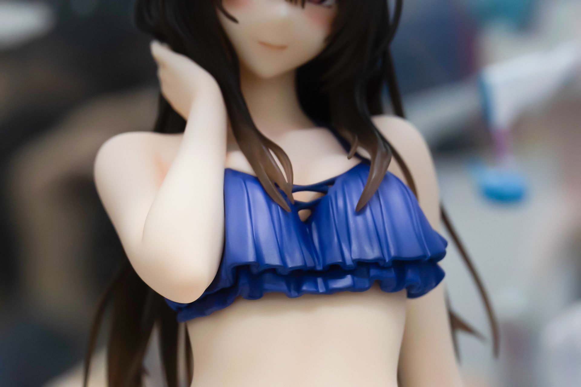 ひらひらとした青い水着も清涼感に溢れている