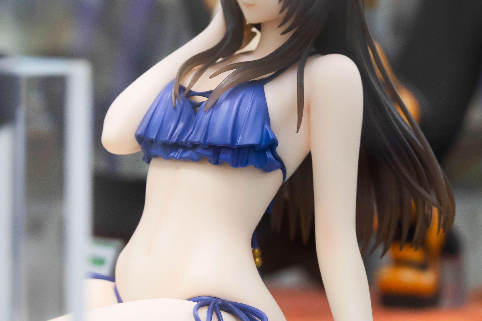 少しナナメから見ると、スレンダーなボディラインがよく分かる