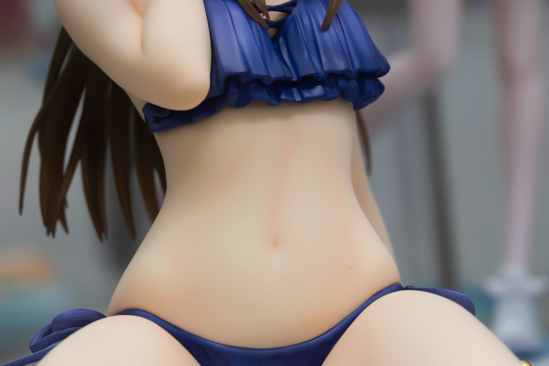 おへその窪みも素晴らしい