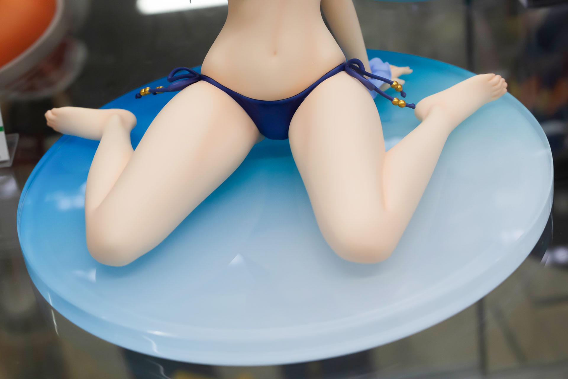 女の子らしいぺたんとした座り方だ