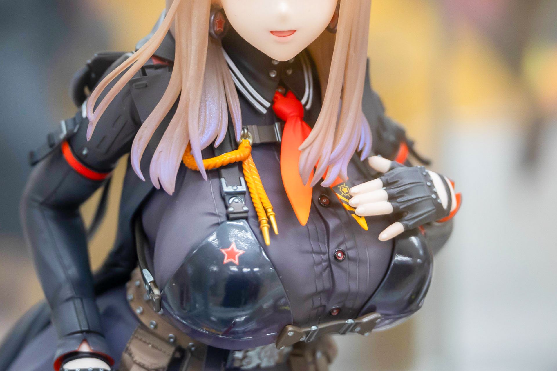 胸元の装備には赤い星マークが付けられている