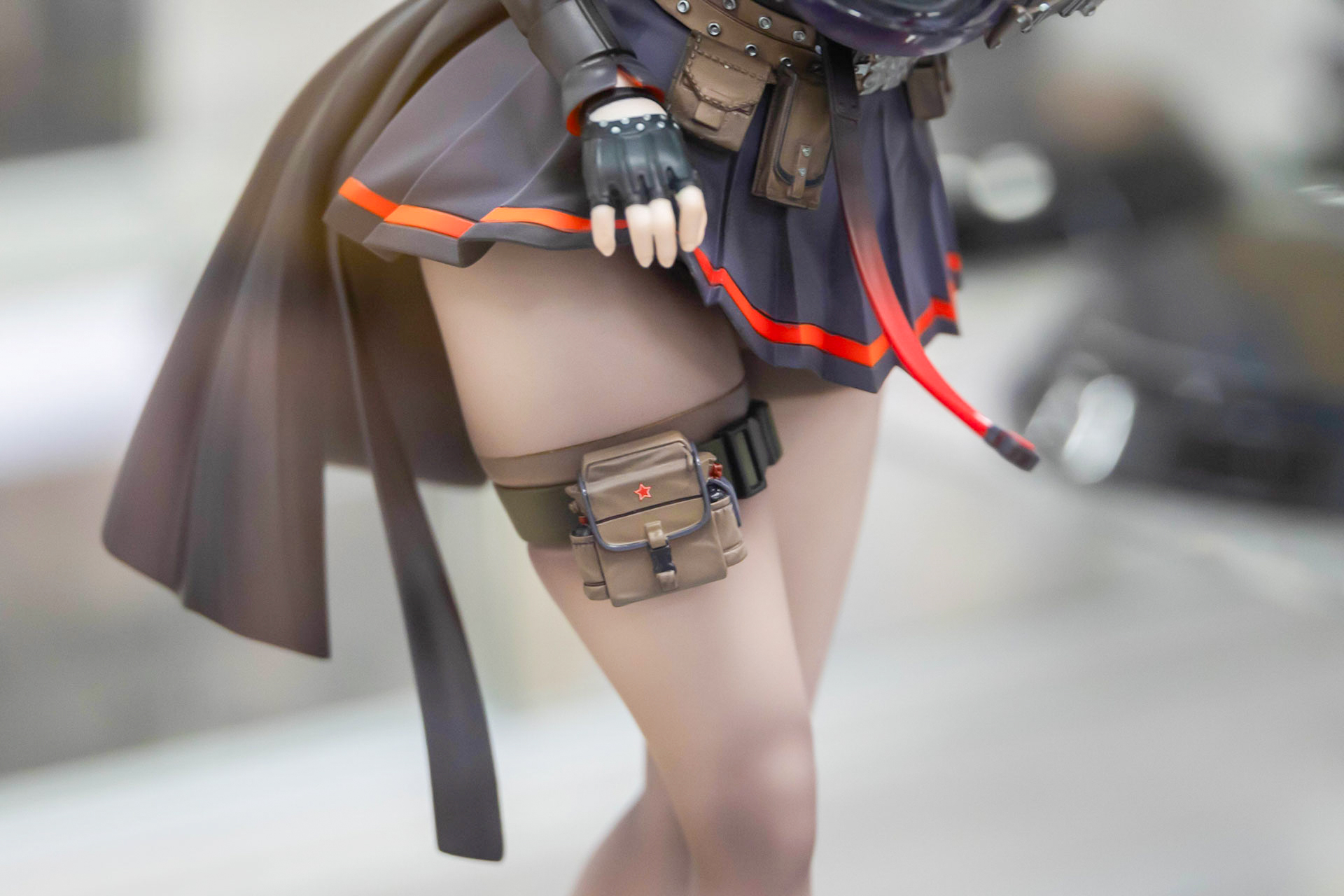 この太ももをチラリと見せているポーズがたまらない！