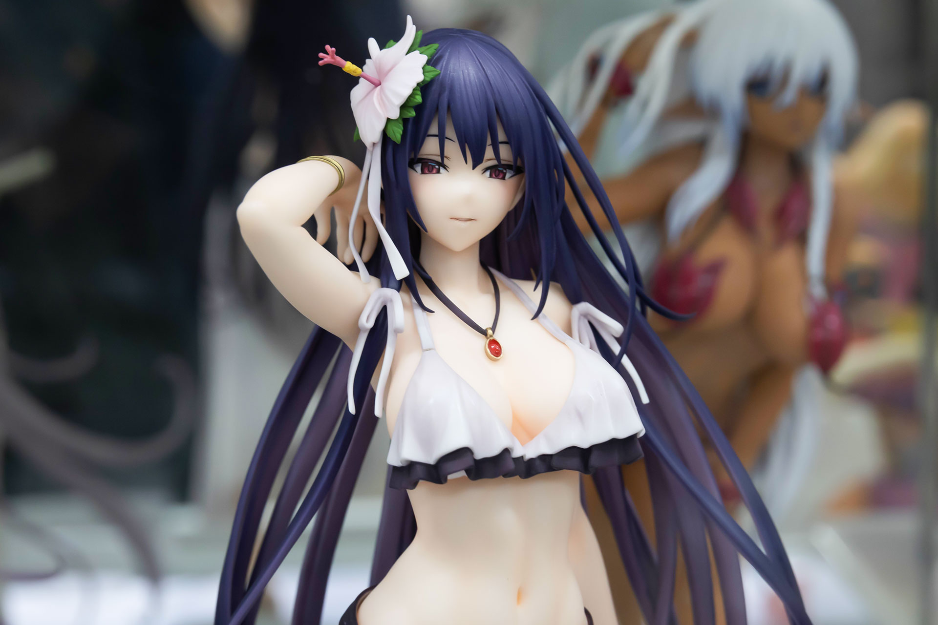 後ろ髪に手を当てたポーズがカッコイイ！