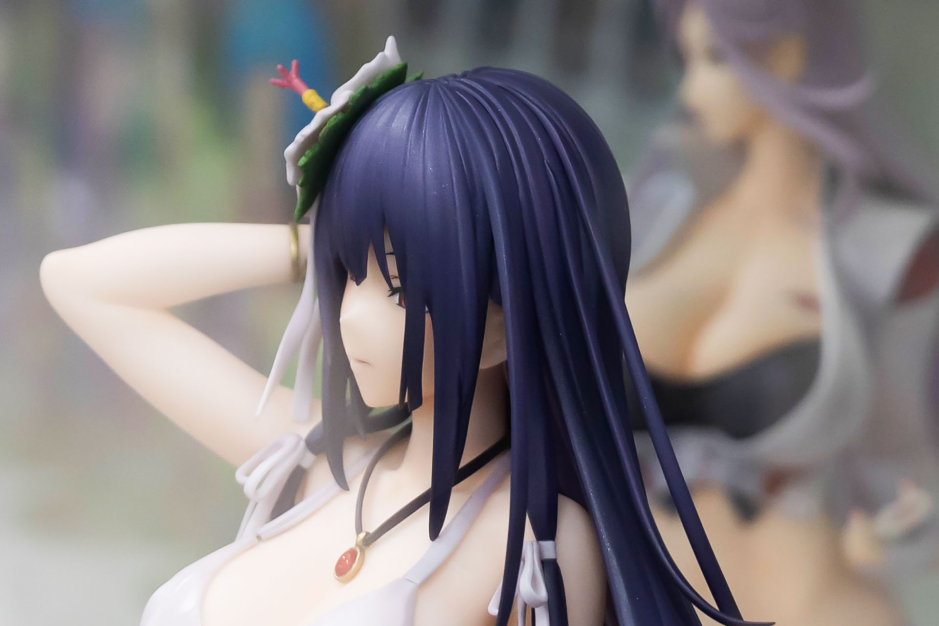 髪の一部は紐で束ねられている