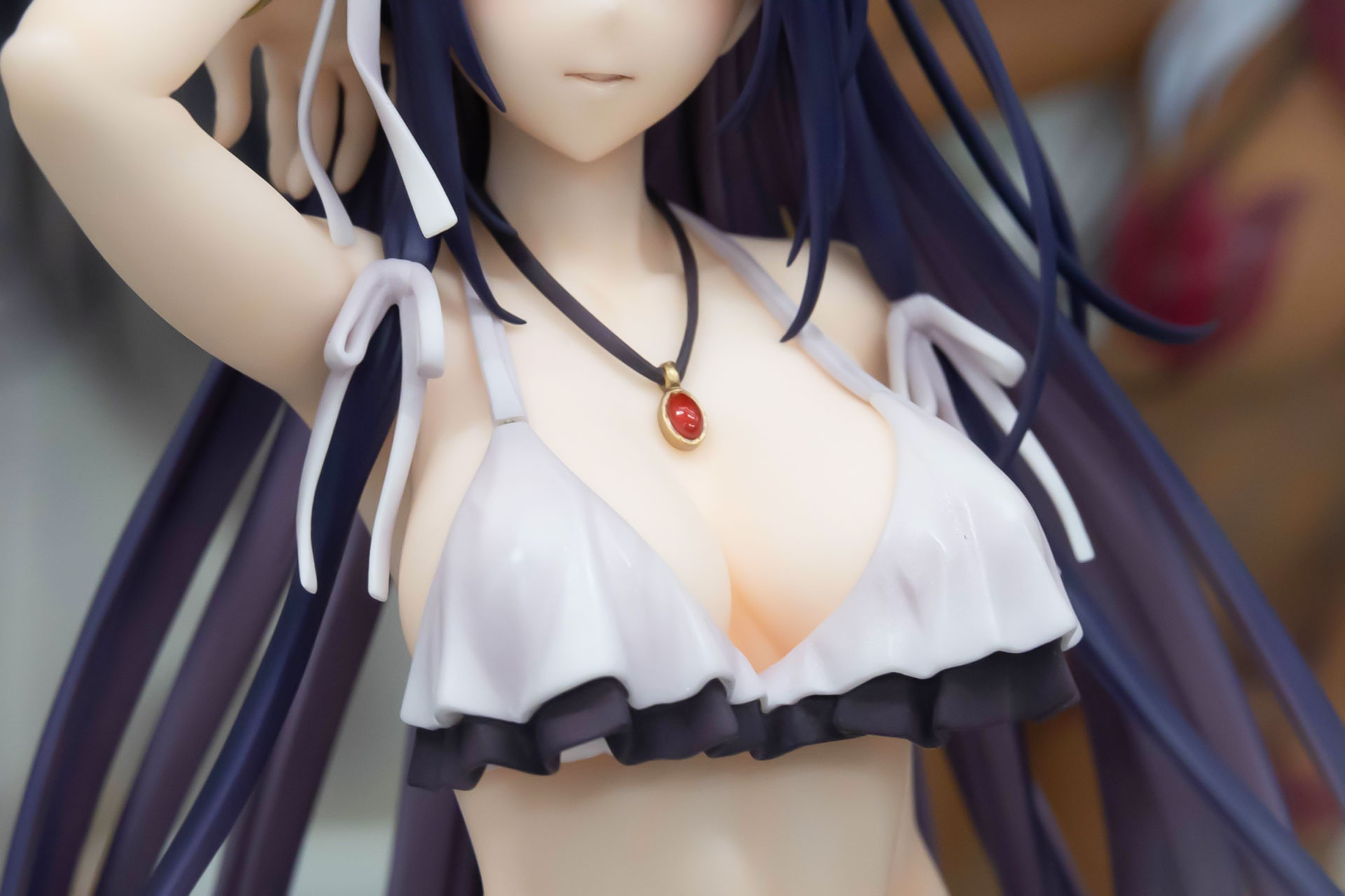 首からさげた赤いペンダントがいいアクセントになっている