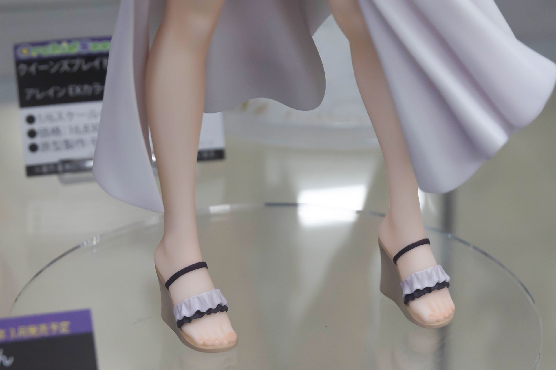 足元はビーチが似合いそうな、底厚のサンダルを履いている