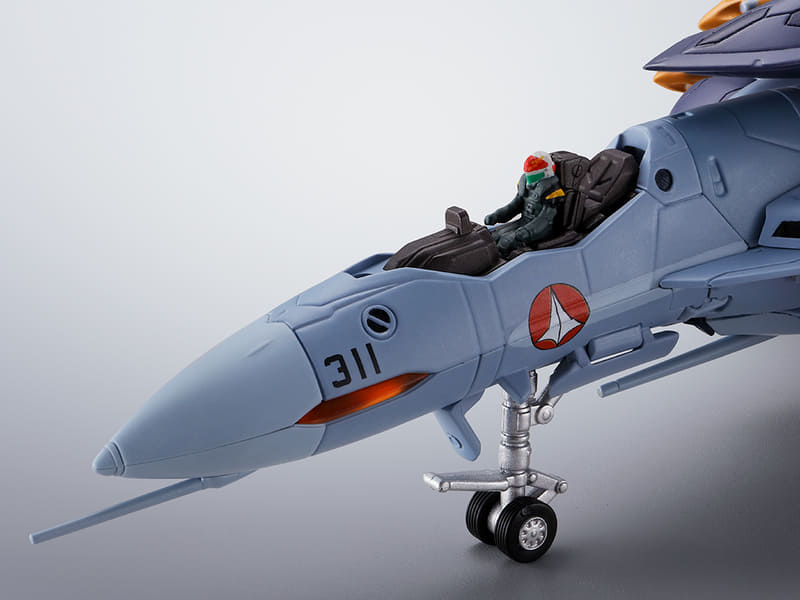 ファイター形態時には、ランディングギアパーツを使用することで着地状態で飾ることが可能。コクピットには「工藤シン」のパイロットフィギュアが着座する