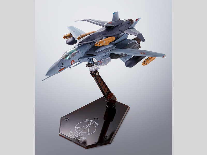 HI-METAL Rの「VF-0」シリーズと同色の専用台座が付属。本商品オリジナルのマーキングが印刷される