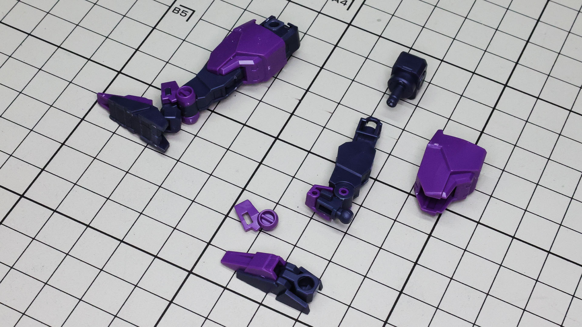 小さなアンクルアーマー内にプルートアーマー用の接続コネクターを内包します