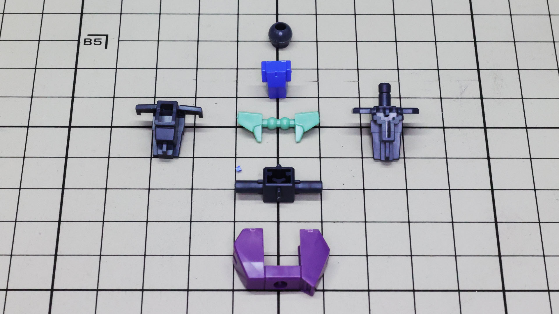 脚部を接続する軸を挟み込んで、さらに装甲パーツでロックして確実な組みあがりを体験できます