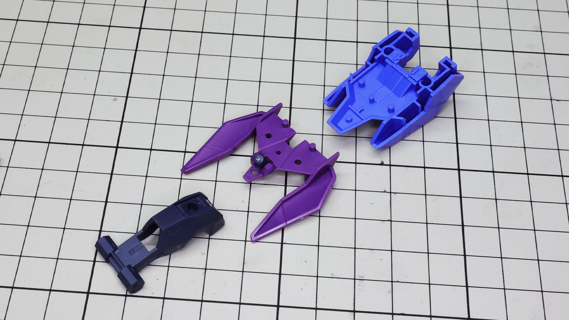 コアフライヤーボディは接続軸を内包していて組むとカラフルなディテールが現れます