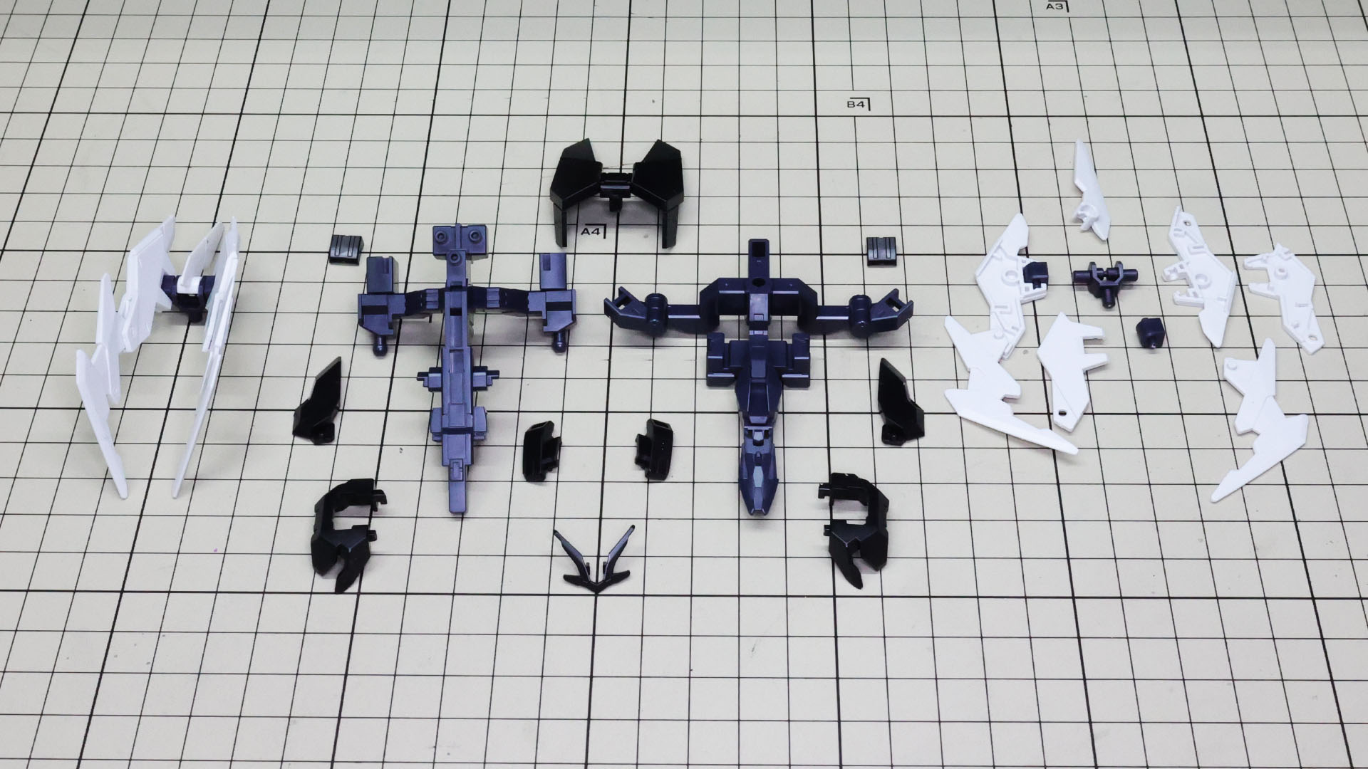 写真左側にはブレイクロウフェザーを組んだものがあります。右側にはそれぞれの組み立て段階を置いてみました