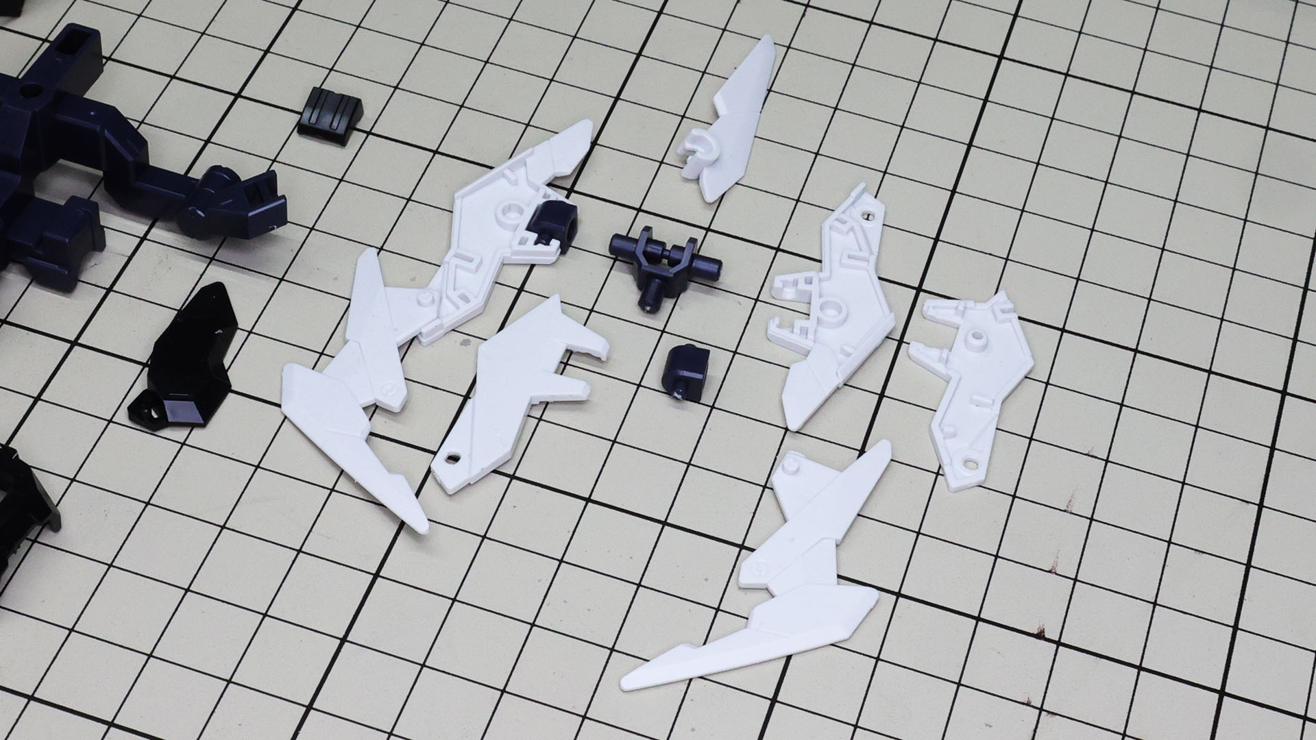 非常に細かく可動する軸を多く持つ基部にブレード状パーツを組んでいきます