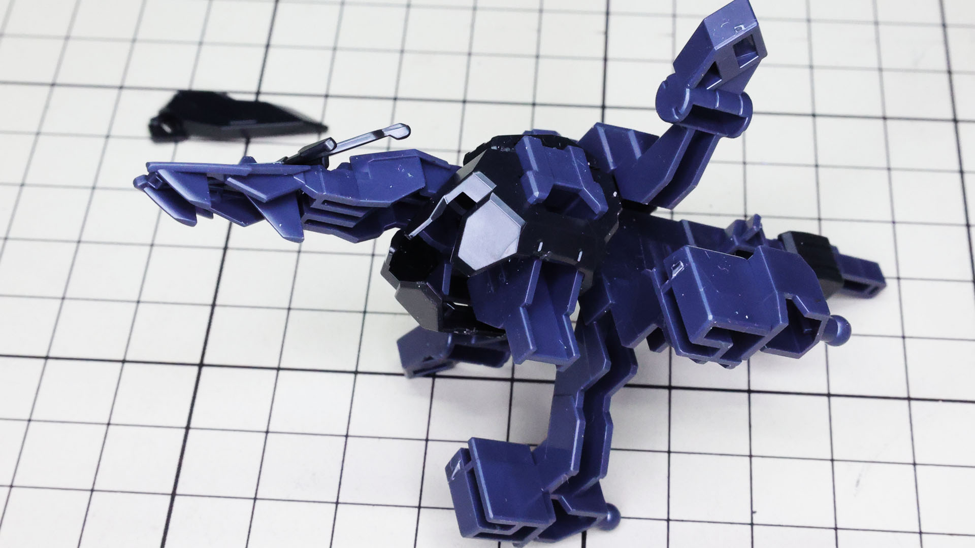 ちょっとわかりにくいかもしれませんがコアガンダムII＋の胸部の増加装甲も組付けます