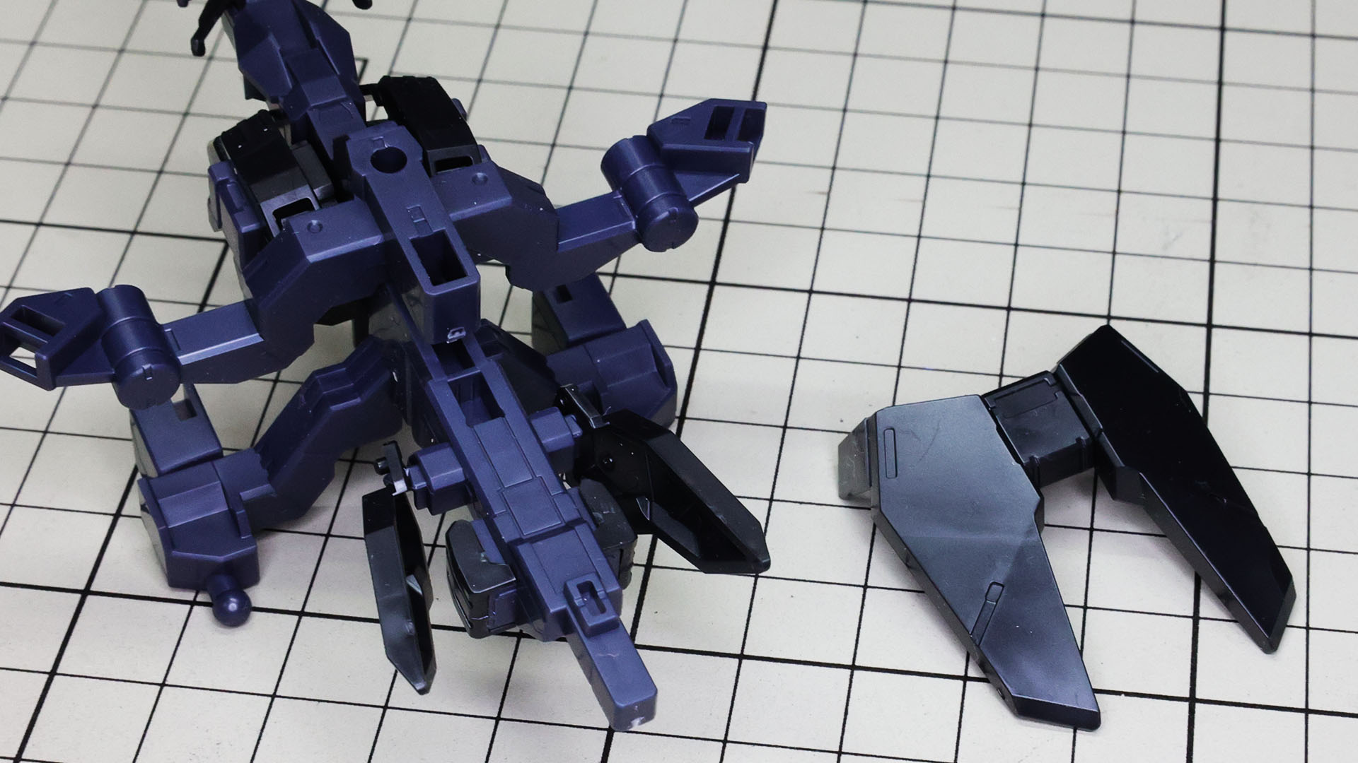 フレーム後方にはフロント＆リアアーマーを組付けます