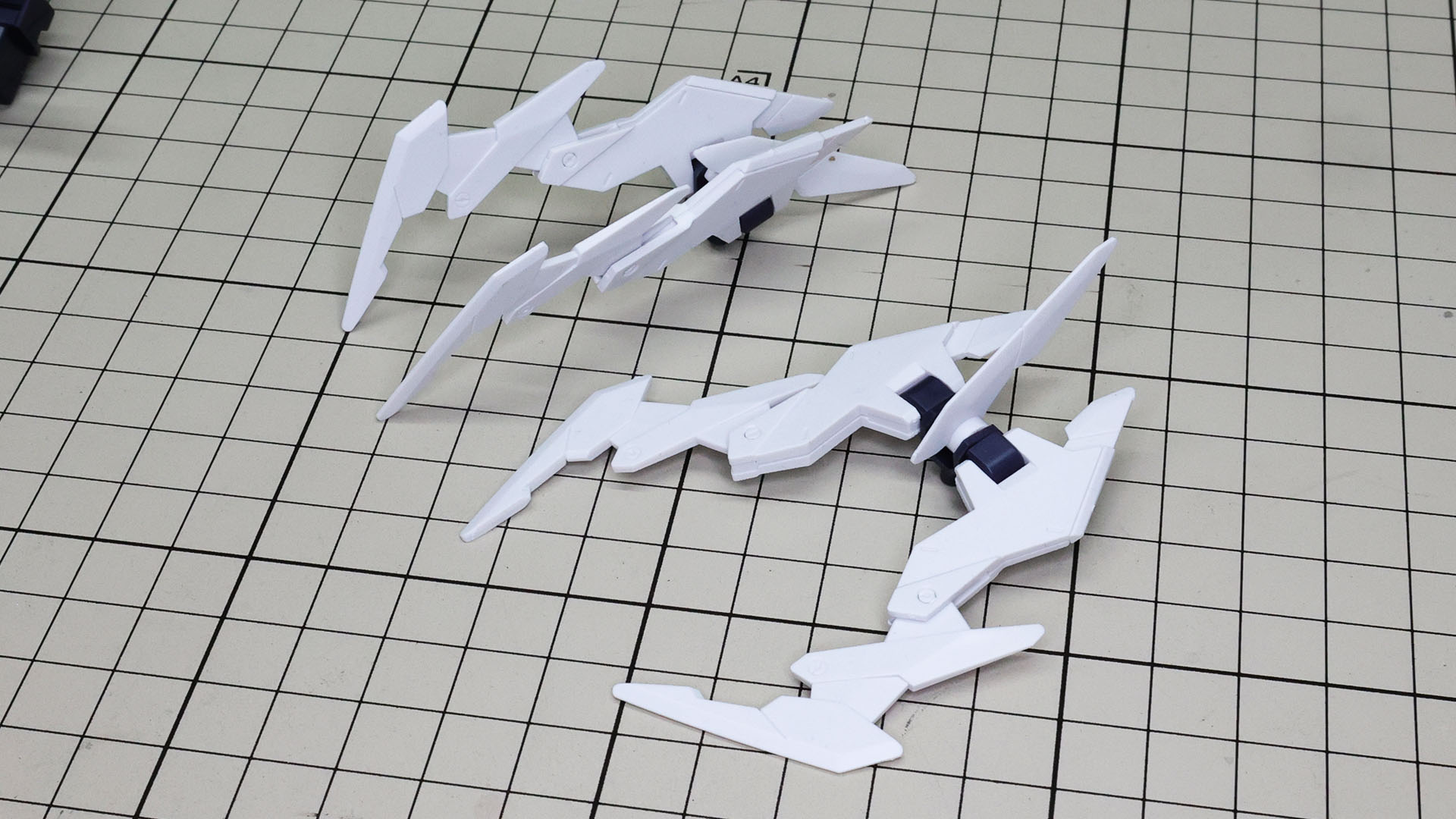 組みあがると2組のブレイクロウフェザーができあがります