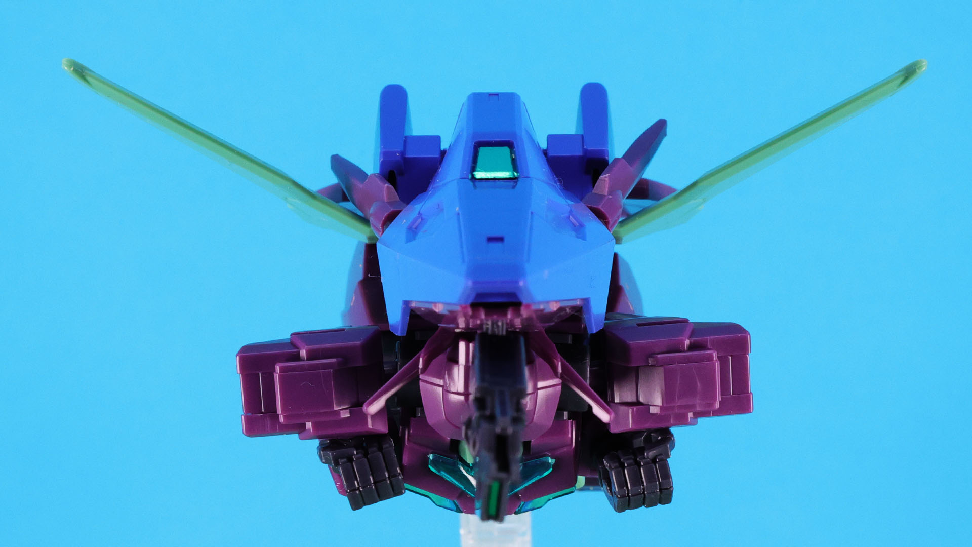 コアガンダムII＋は各所を収納して小さくなった状態で、機体の中心に存在します