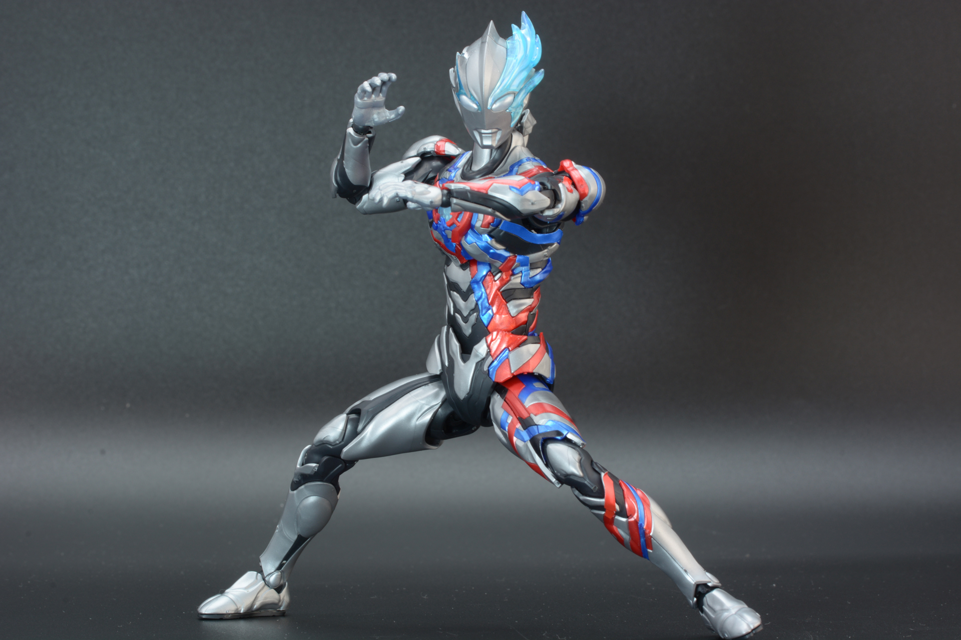 複雑なデザインを色分けで表現、ブレーザーのカッコ良さと共に、BANDAI SPIRITSの技術力の高さも印象づける商品だ