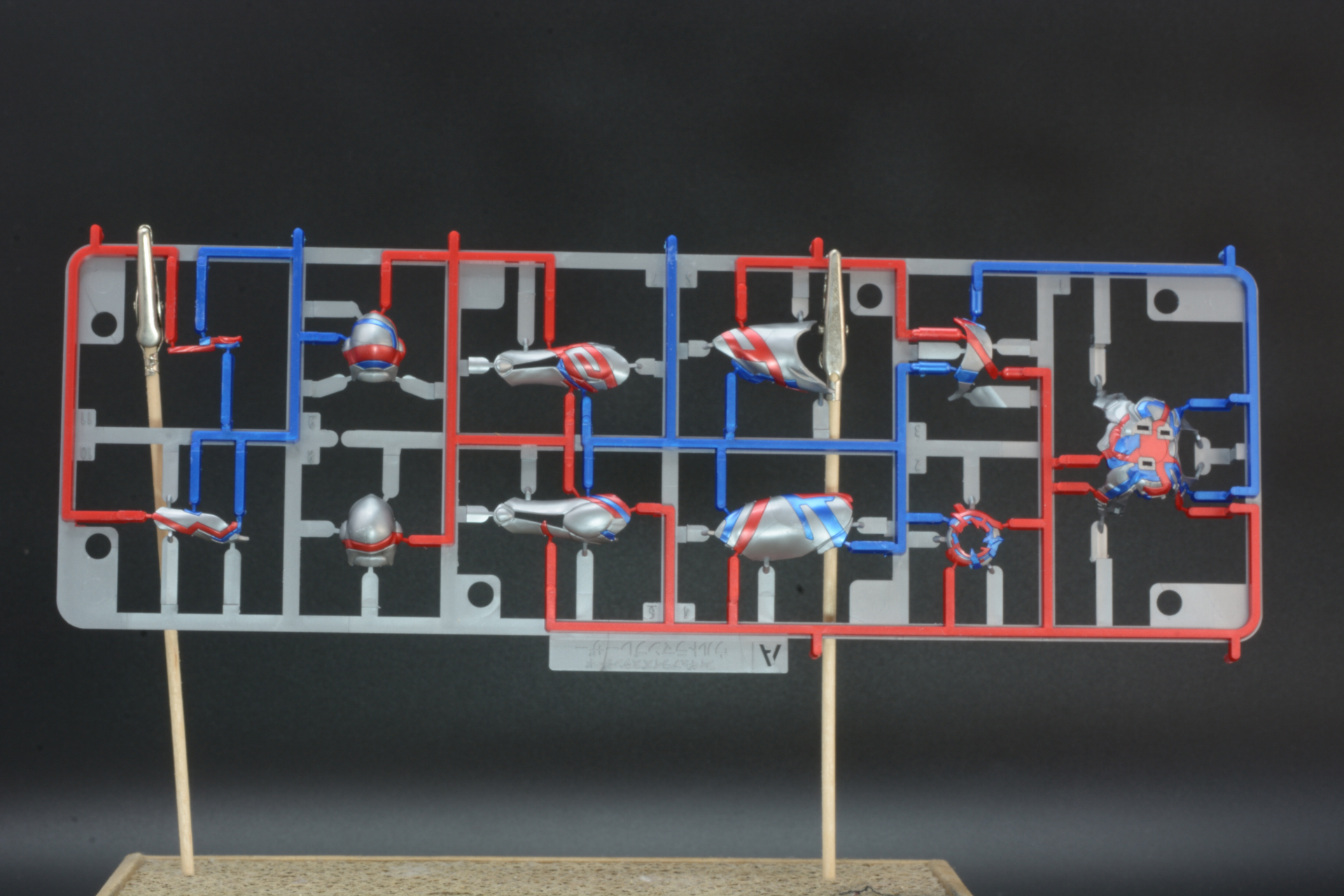 複数の成型色で構成されるパーツを成型するインサート成型によるAパーツ