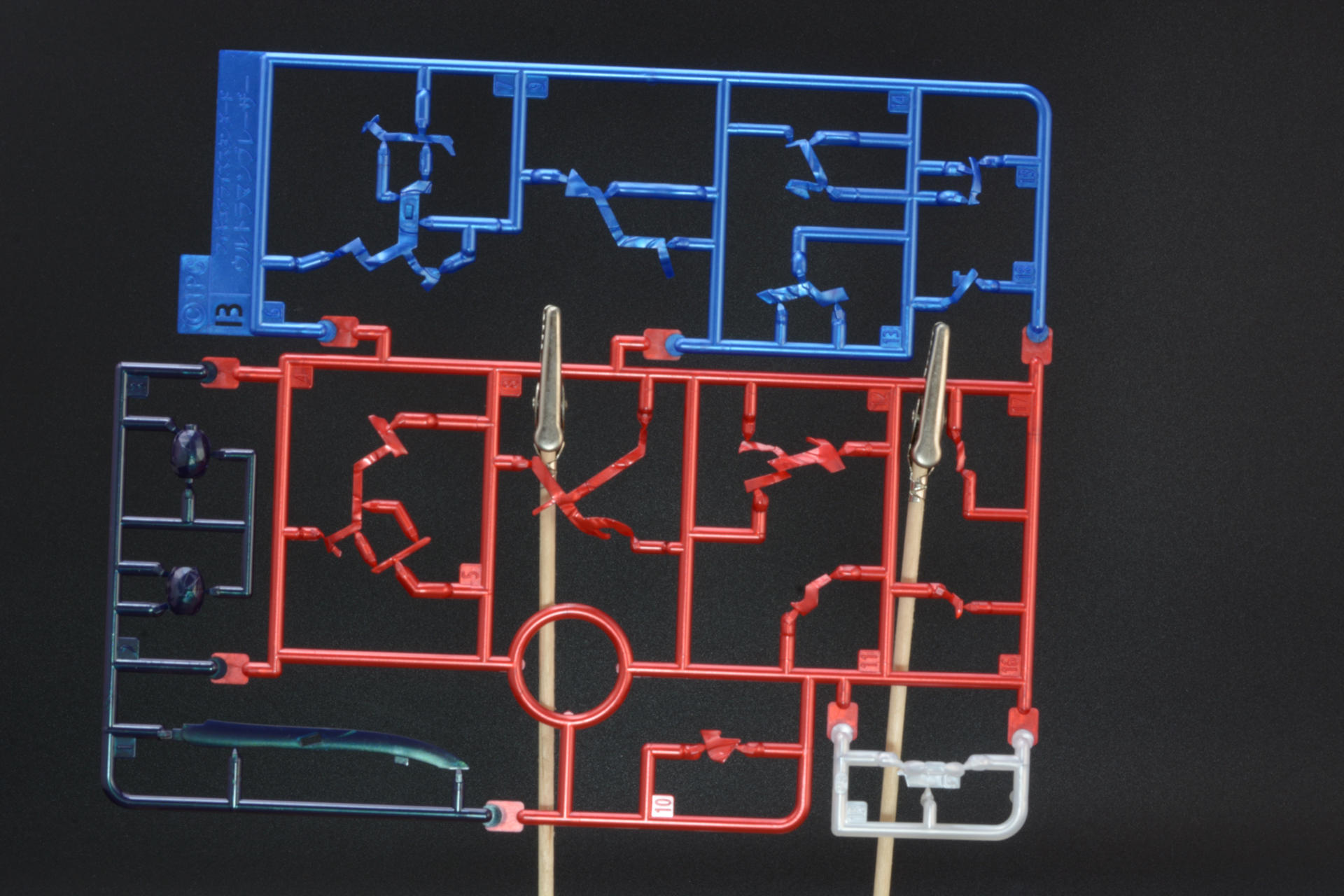こちらは異なる成型色を組み合わせたBパーツ。メタリックな光沢を放つ素材となっている
