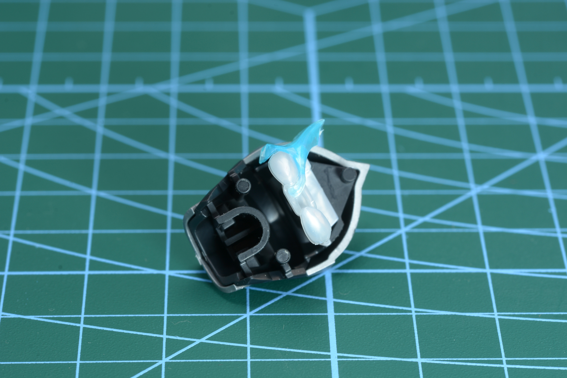 偏光素材の目のパーツを中に組み込む。目から噴き出す炎のようなクリアパーツも配置