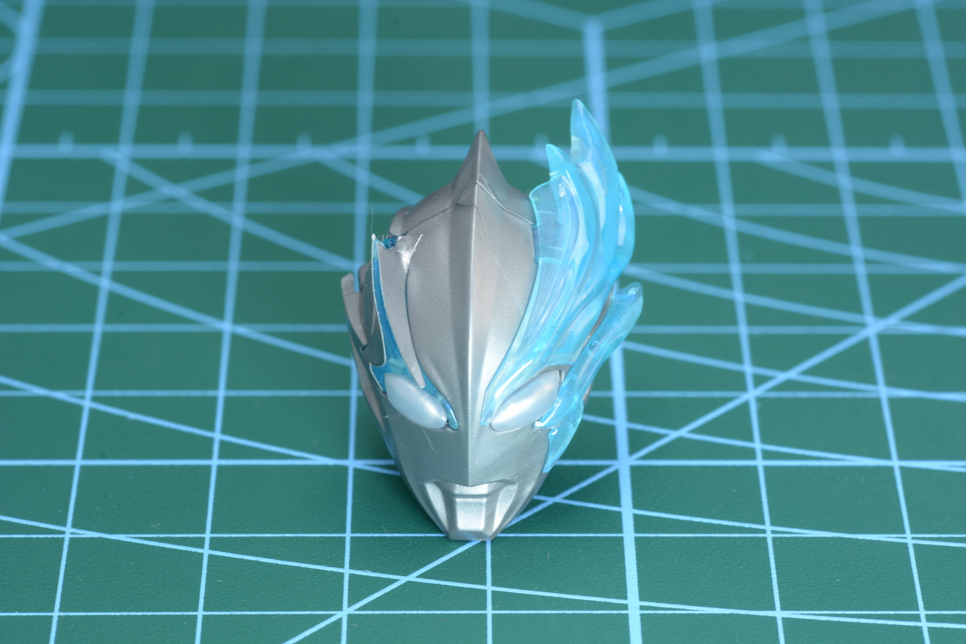 マスクは基本はシンプルなデザインだが、炎のようなパーツがアクセントになっている