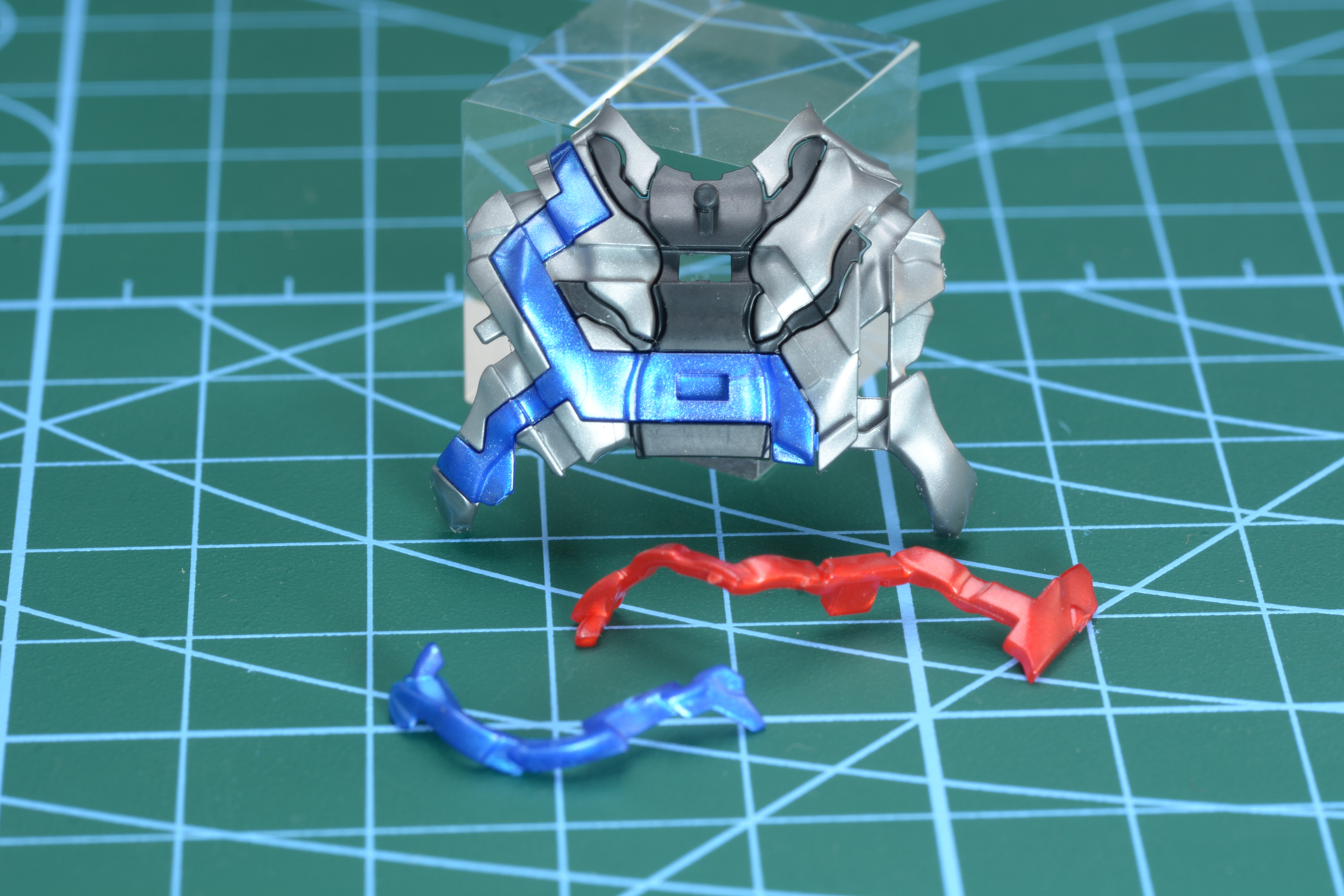 こちらは背中。黒いパーツをベースに、銀、青、赤のパーツを組み込んでいく