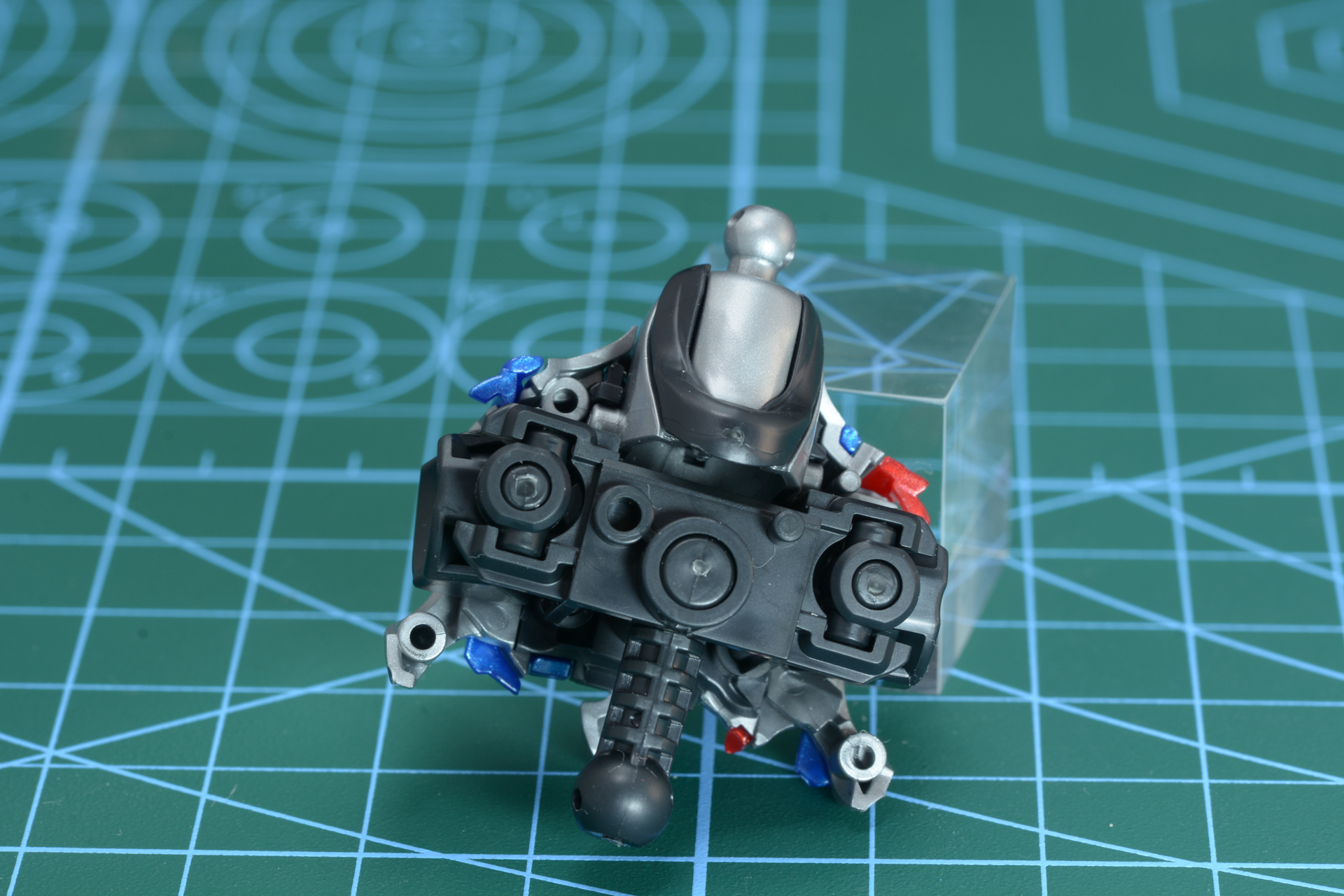 内部パーツを背中に取り付け、首パーツを取り付ける