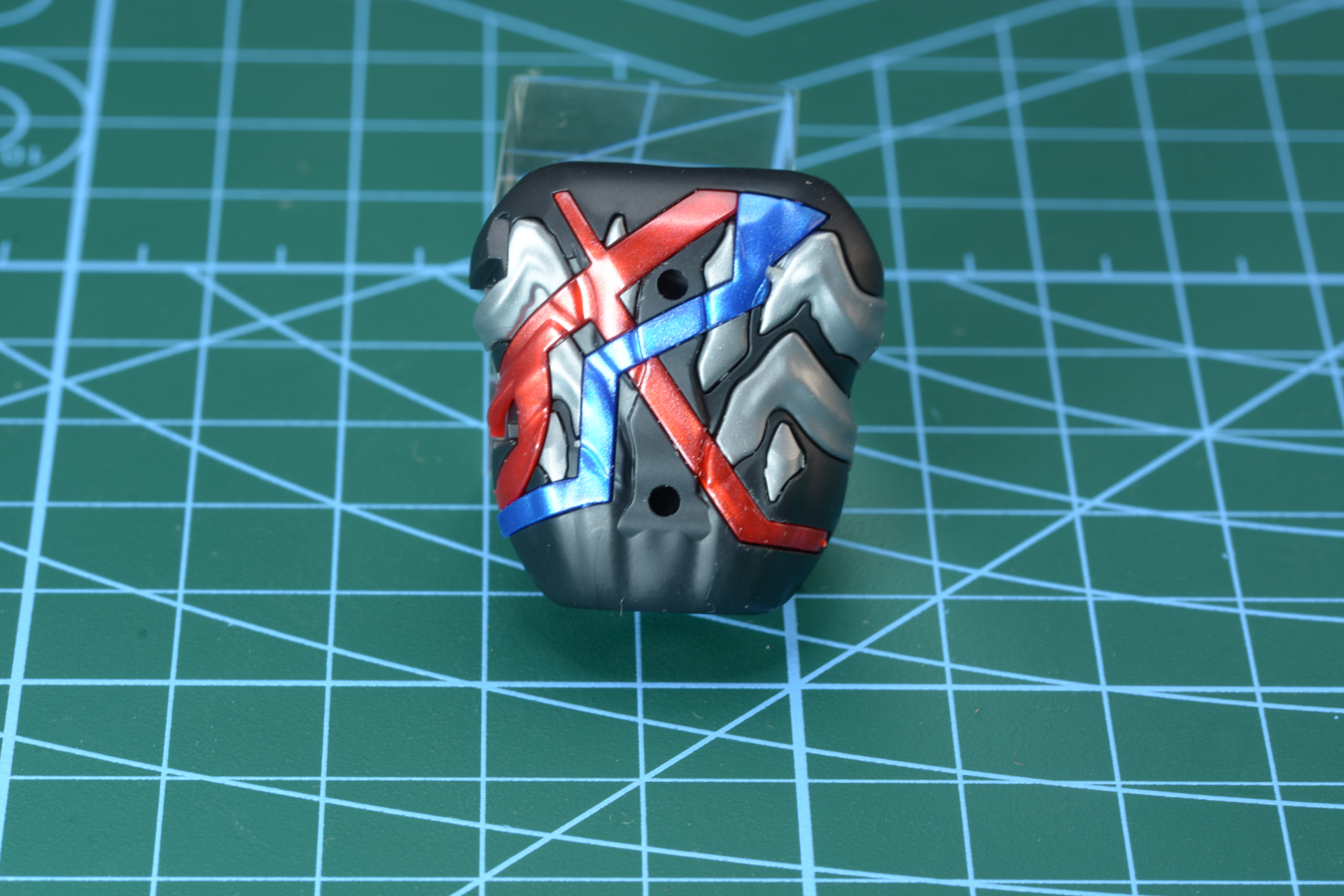 背中。色パーツは溝にしっかりはまる