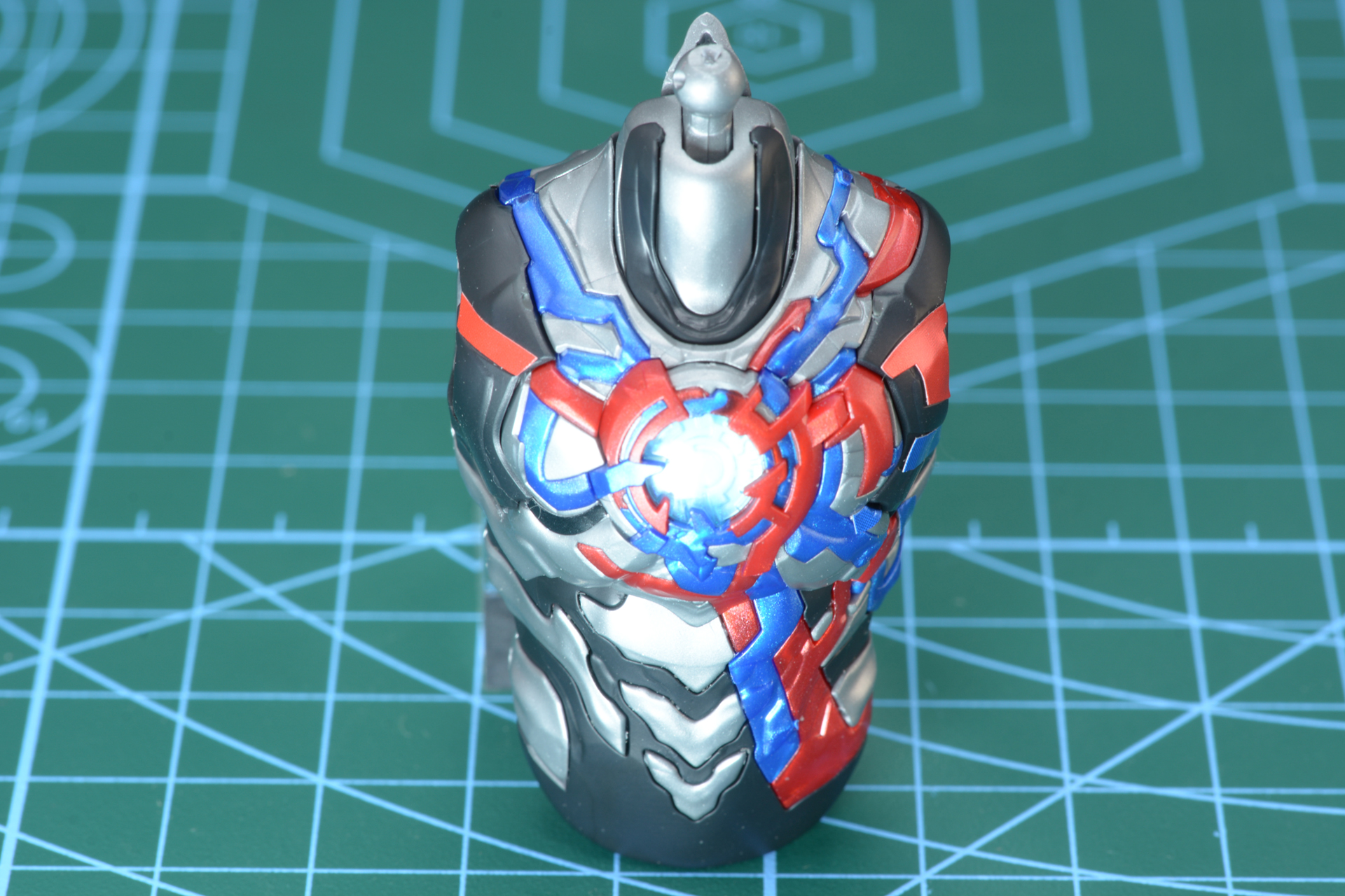 胸部と合体。非常に複雑な胴体のデザインを確認できる