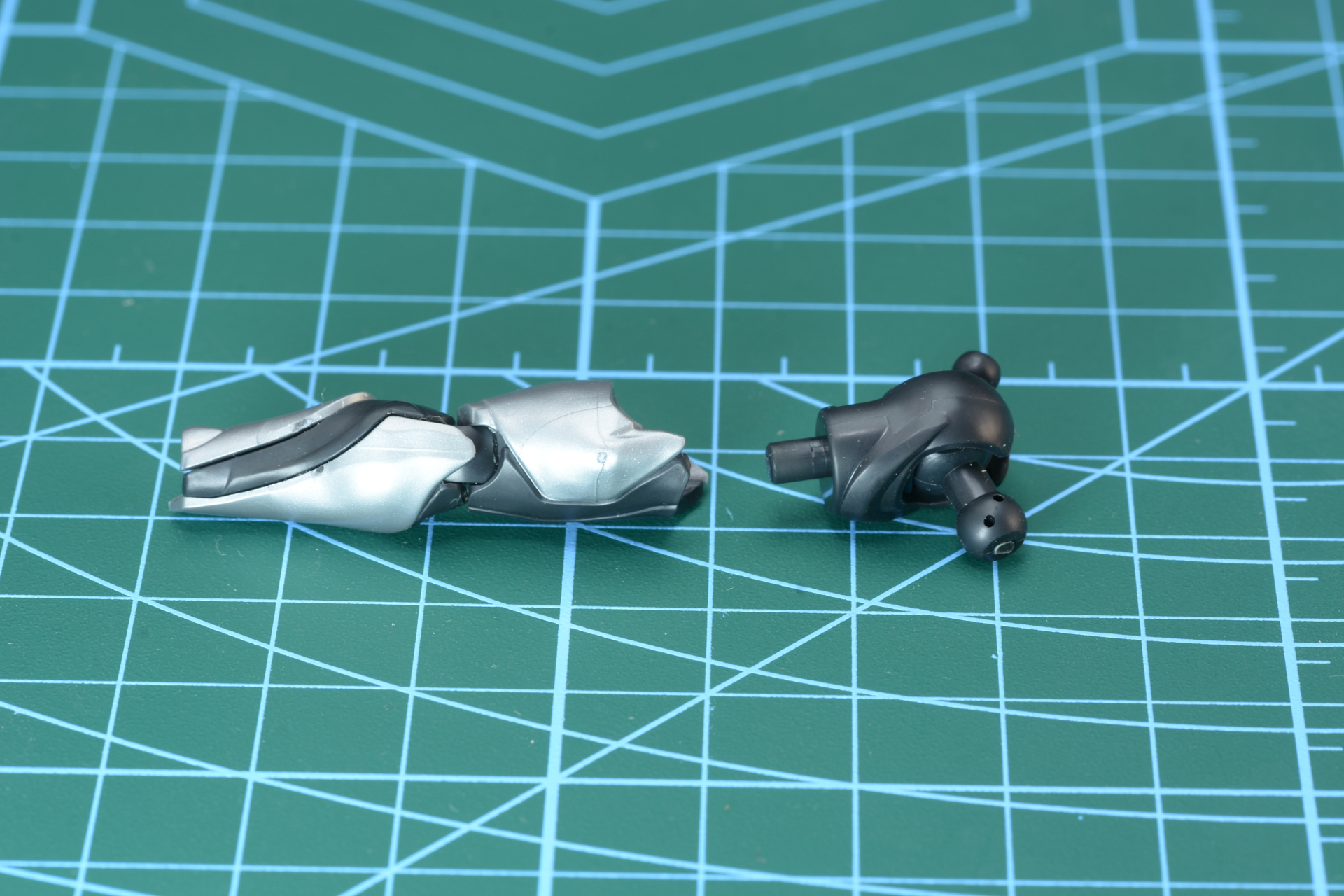 黒い基部に外装を取り付けていく。腕の構造はシンプルだ