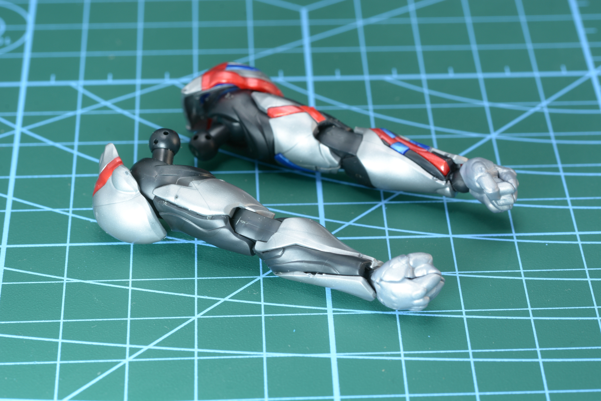 左腕に情報が集中している。左右のデザインの違いがブレーザーの面白さだ