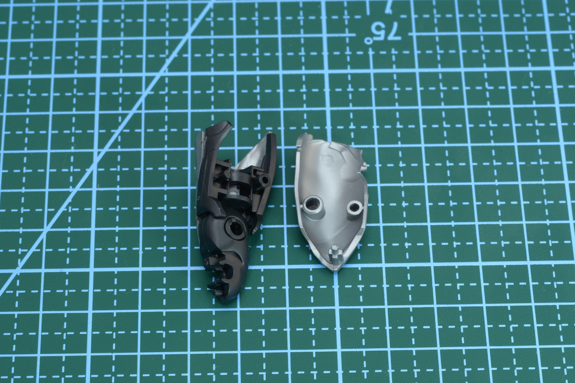 膝は2重関節で深く折り曲げることが可能